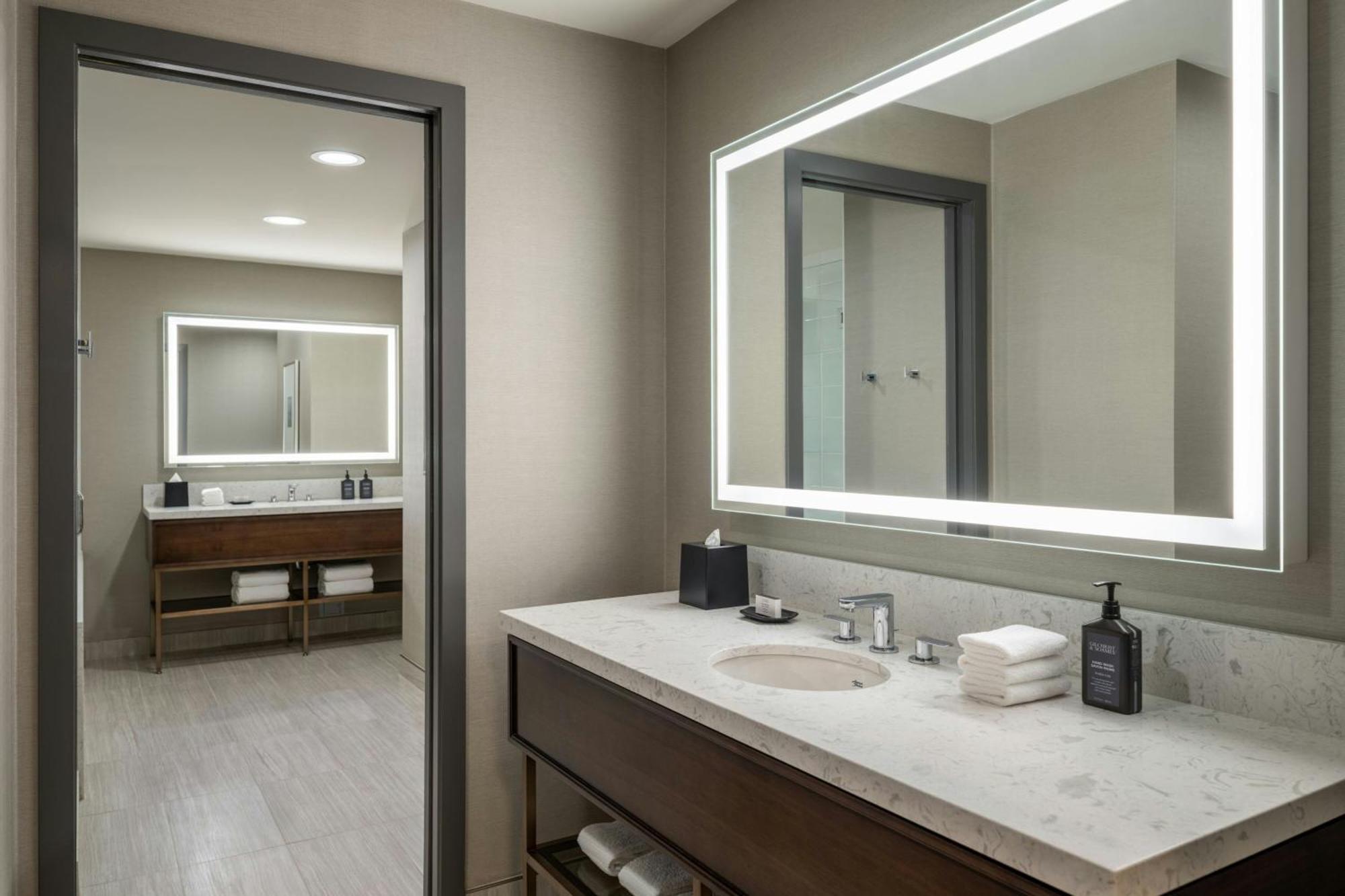 Sheraton Vancouver Guildford 4* Surrey