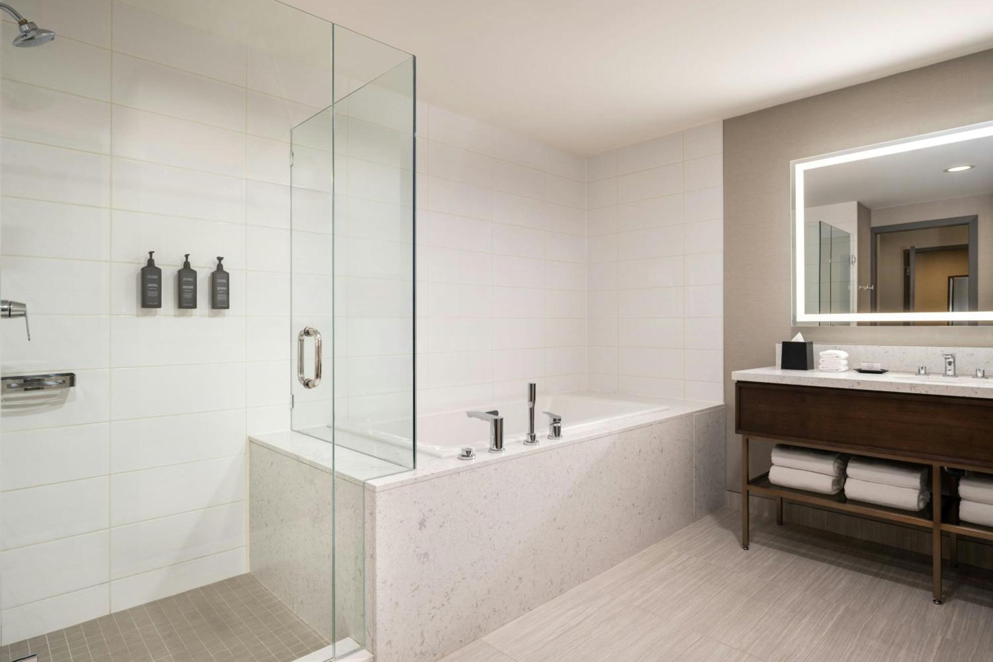 Sheraton Vancouver Guildford Hotel 4*